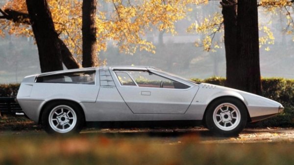 Въпреки че формите му са повлияли силно на повече от един суперавтомобил от 70-те години, Porsche Tapiro на Джорджето Джуджаро е много по-малко известен от споменатите по-рано Dream Cars. Причината трябва да се търси в злощастната съдба на тази концепция: след като е продадена на аржентински композитор през 1972 г., тя е обхваната от пламъци и почти напълно овъглена. 

Има различни хипотези, от проблем с карбуратора до бомбена атака, но епилогът е известен. Открит от вдовицата на собственика през 1977 г., автомобилът е изложен пред централата на Italdesign, без да бъде реставриран. Така завършва историята на Tapiro, първоначално представен на изложението в Торино през 1970 г. Произлиза от механичната основа на Porsche 914 , но е оборудван с 2,0- литров шестцилиндров боксер двигател с 220 конски сили. Сред характерните стилистични характеристики са отворът във формата на крило  на чайка на задния капак, който напомня този на вратите. 

Както и пресечената задница, изцяло покрита в горната част от стъклена повърхност, която включва склъстери. Много автомобили, проектирани от Джуджаро са приели неговата форма - от Maserati Bora до DeLorean Dmc-12 . 